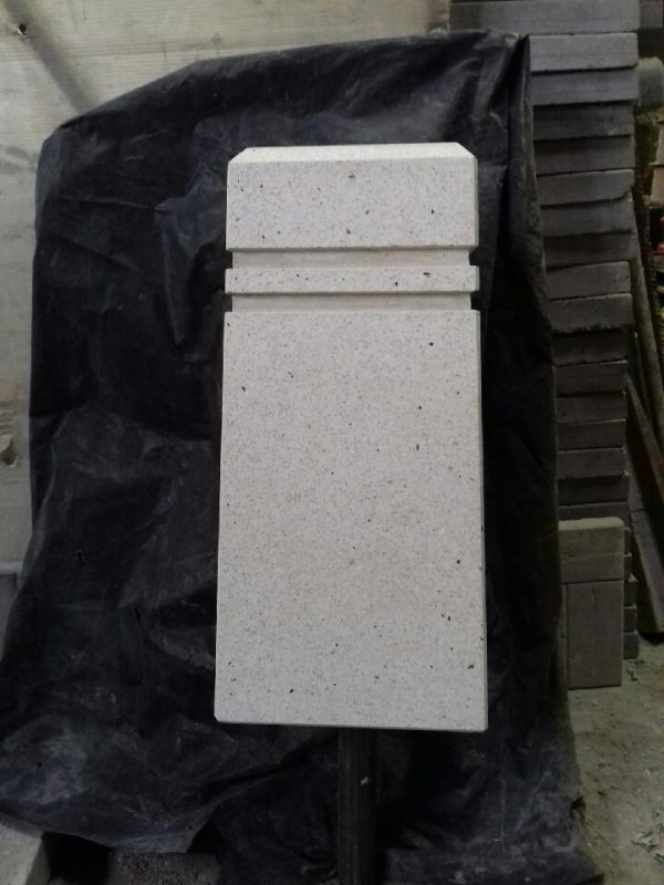 парковочный столбик из мозаичного бетона на белом цементе
