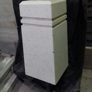 парковочный столбик из мозаичного бетона на белом цементе